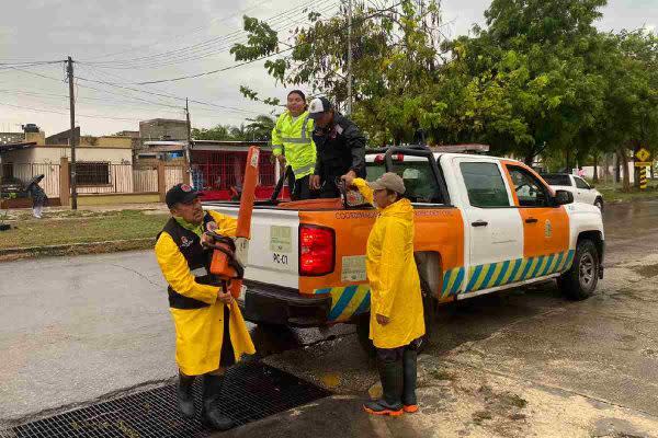 autoridades atienen vialidades inundadas por las fuertes lluvias en quintana roo