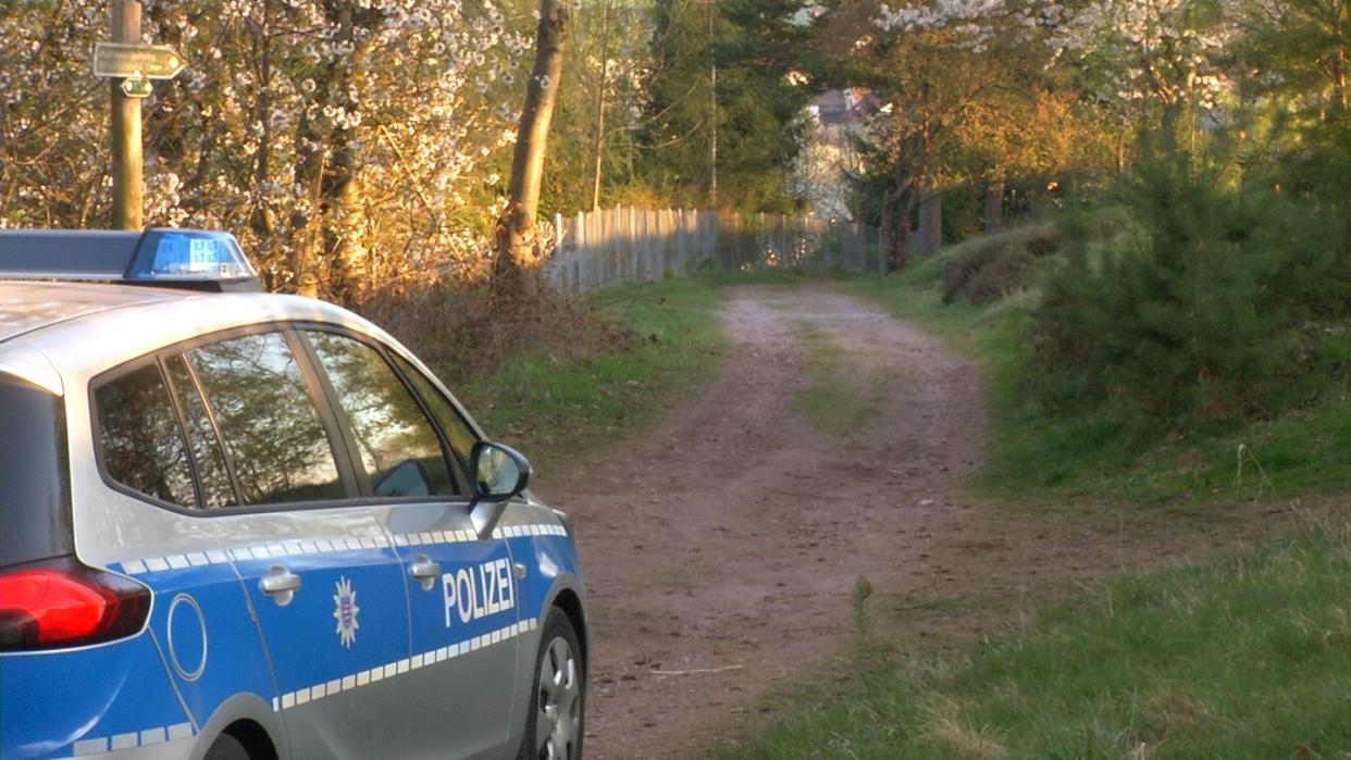 Die Polizei untersucht die Region des Fundorts. Foto: Martin Wichmann