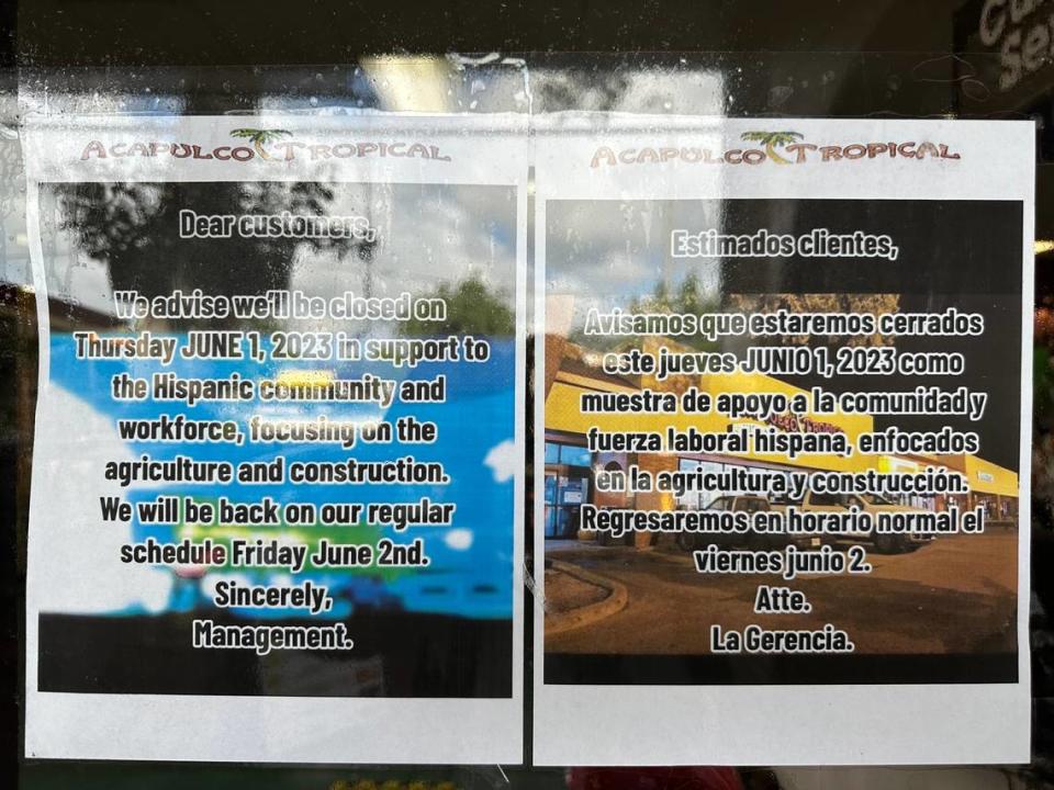 Un cartel en la puerta del mercado Acapulco Tropical en Bradenton dice que la tienda está cerrada por Un Día Sin Inmigrantes, el jueves 1º de junio de 2023.