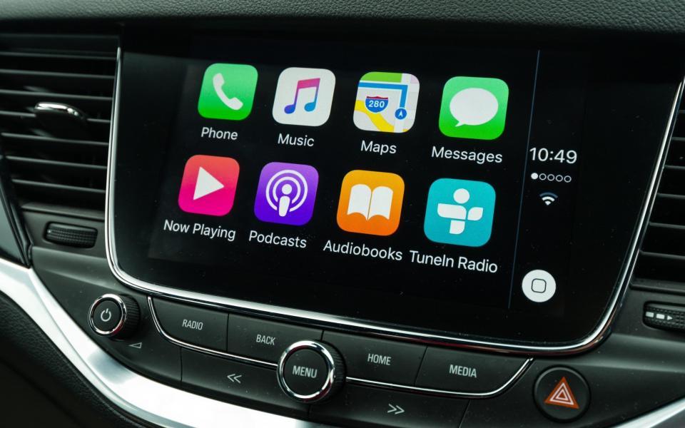 Apple CarPlay - RZ_Images / Alamy Stock Photo