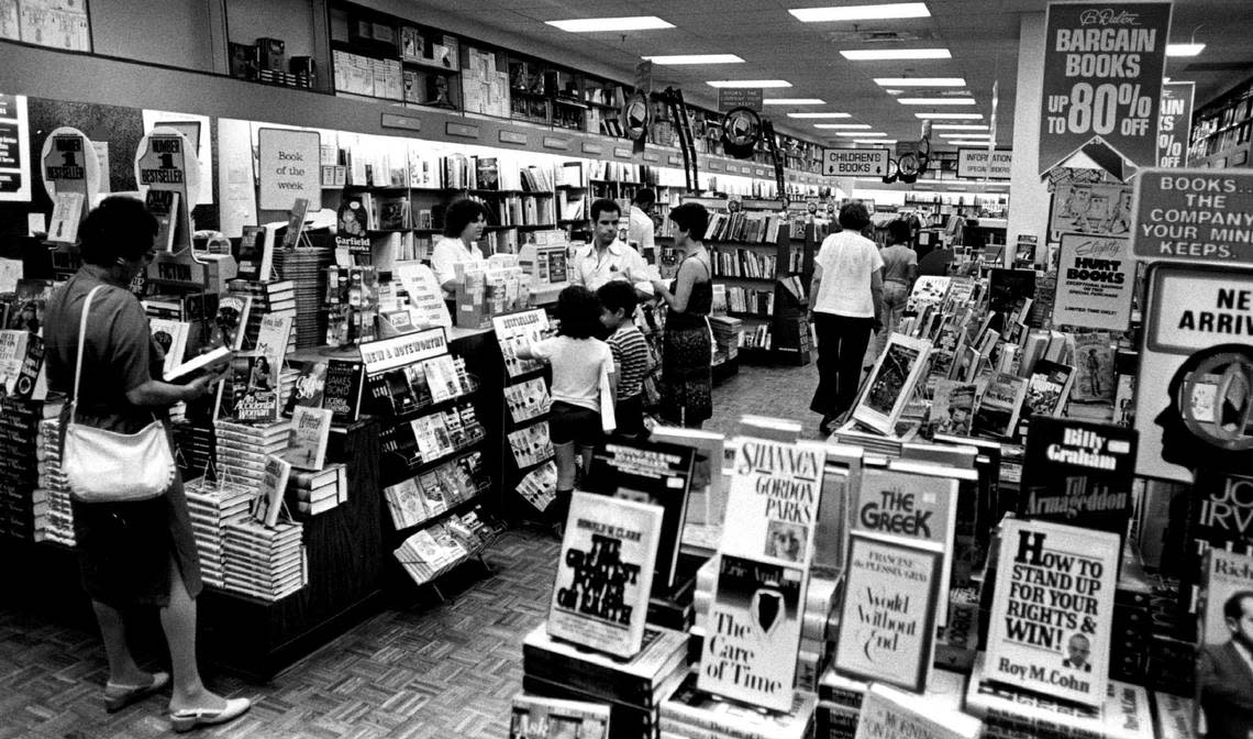 B. Dalton Booksellers in the Omni mall. Bob East/Miami Herald File