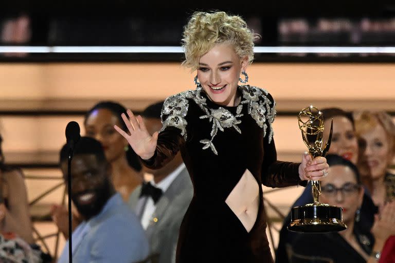 La actriz Julia Garner se acerca al escenario de los Emmy, a recibir el galardón en la categoría Mejor actriz de reparto en drama, por su trabajo en Ozark. (Photo by Patrick T. FALLON / AFP)