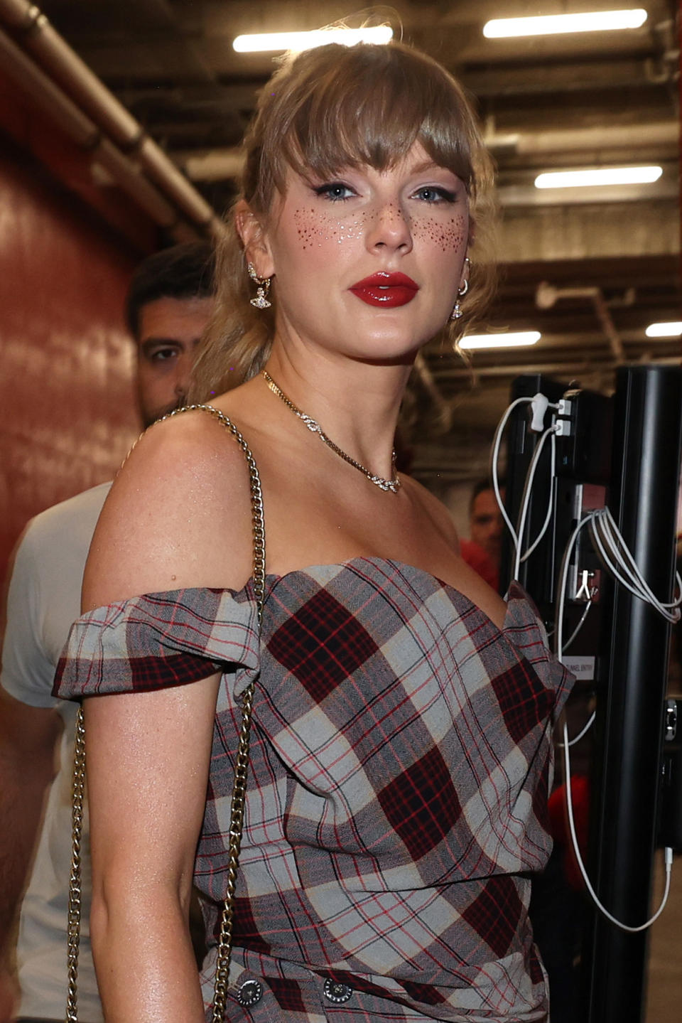 KANSAS CITY, MISSOURI - OCTOBER 7: (EDITOR'S NOTE: Rebroadcast with alternate crop.) Taylor Swift arrives before a game between the Kansas City Chiefs and the New Orleans Saints at GEHA Field at Arrowhead Stadium on October 07, 2024 in Kansas City to. Missouri. (Photo by Jamie Squire/Getty Images)