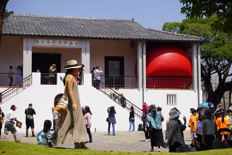 紅球計畫移展安平古堡  民眾搶拍（1） 紅球台南歷史街區策展行動2日移展安平古堡，在園 區內熱蘭遮博物館廊道角落現身，吸引許多民眾前往 參觀，拍照留念。 中央社記者董俊志攝  113年4月2日 