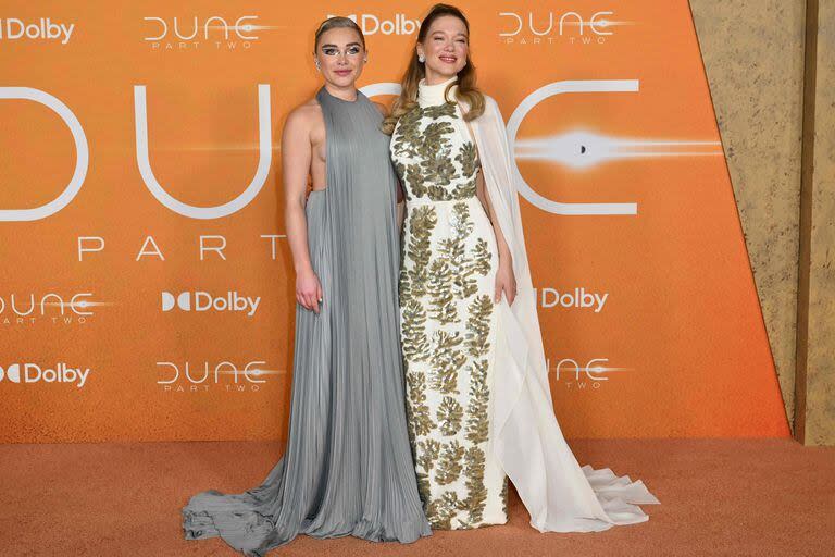 Lo simple, en el caso de Florence Pugh, se vuelve distinguido. La actriz optó para el estreno de Duna: parte 2 por un vestido de color gris plisado de Valentino. Junto a ella, Léa Seydoux también brilló con un diseño de Louis Vuitton de cuello alto, hojas bordadas con lentejuelas y una capa transparente


