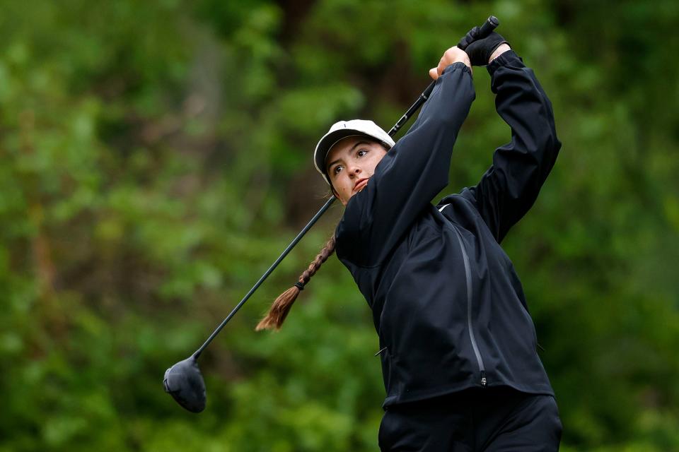 Lucy Darr de Stillwater da el primer golpe en el hoyo 12 durante la ronda final del Campeonato Estatal de Golf Femenino 6A en Meadowbrook Country Club el jueves 4 de mayo de 2023 en Tulsa, Ok. 