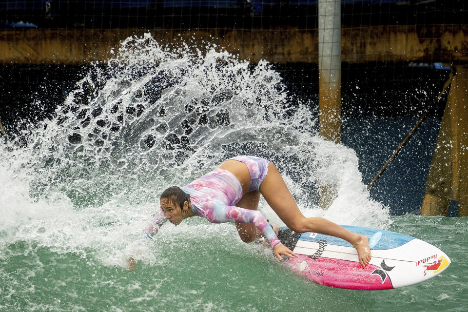 La estadounidense Carissa Moore durante un entrenamiento en Surf Ranch (California) el 16 de junio del 2021. Moore es la única competidora descendiente de los pueblos originarios de Hawái que participará en el debut del surf en los Juegos Olímpicos en Tokio. Dice que compite por EEUU, pero lleva a Hawái, inventora del deporte, "en el corazón". (AP Photo/Noah Berger)