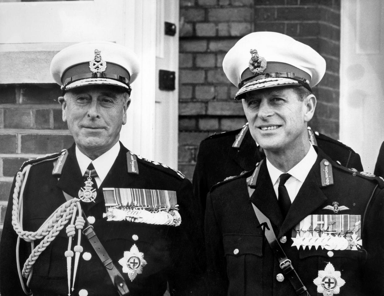 Prinz Philip von Großbritannien, Herzog von Edinburgh und Gatte der Queen (r), und sein Onkel, der britische Großadmiral und letzte Vizekönig von Indien, Lord Louis Mountbatten, bei einer Parade der Königlichen Marine in Eastney, Southsea am 27.10.1965. Louis Francis Albert Victor Mountbatten, 1. Earl of Burma, wurde am 25.6.1900 in Frogmore House in Windsor geboren. Er starb am 27. 8.1979 nahe Mullaghmore im irischen County Sligo an Bord seiner Yacht durch ein Bombenattentat, das von Randgruppen der irischen Terror-Organisation IRA auf ihn verübt wurde. | usage worldwide (Photo by Central Press/picture alliance via Getty Images)