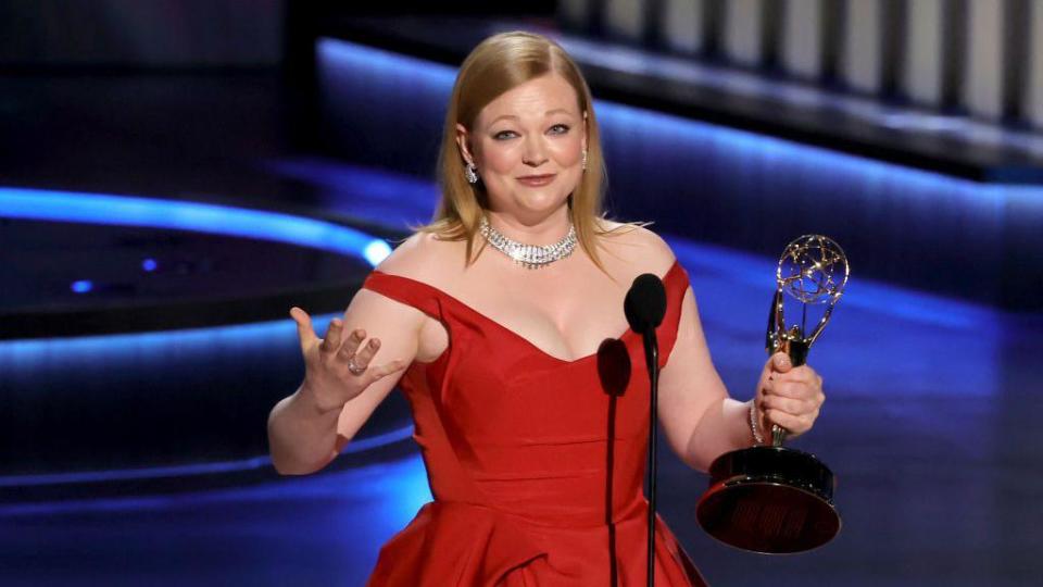 Sarah Snook con un Emmy por su papel en Succession, en los 75 Premios Emmy, el 15 de enero de 2024, en Los Ángeles, Estados Unidos.