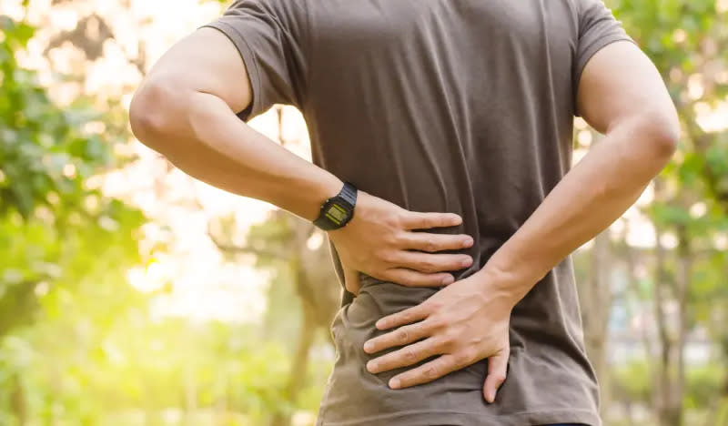 ▲腰痛的原因很多，最常見的則是因姿勢不良、彎腰駝背，或是久坐使得肌肉變得緊繃。（圖／Shutterstock）