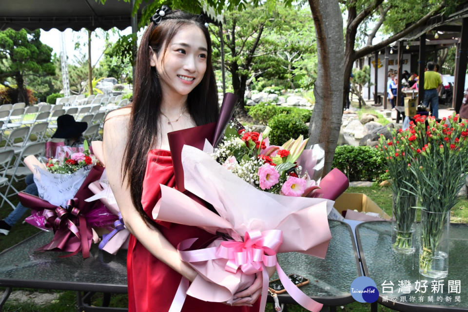 溫馨五月，田尾鄉農會行銷推廣康乃馨花束，目前已賣出20萬枝 。圖／記者鄧富珍攝
