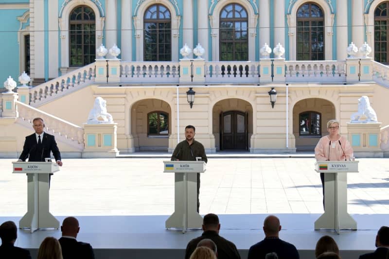 (RL) Lithuanian Prime Minister Ingrida Simonyte, Ukrainian President Volodymyr Zelensky and Polish President Andrzej Duda attend a joint press conference outside the Mariinskyi Palace on Ukraine's 33rd Independence Day. -/Ukrinform/dpa