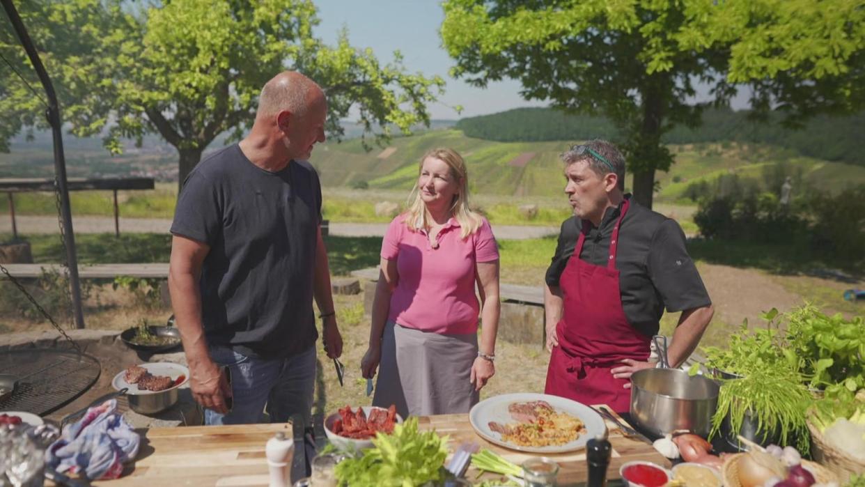 Trotz toller Landschaft: Das "Naturfreundehaus Strümpfelbach" erweist sich für Frank Rosin (links) als besonders kniffliger Fall. (Bild: Seven.One Entertainment Group GmbH)