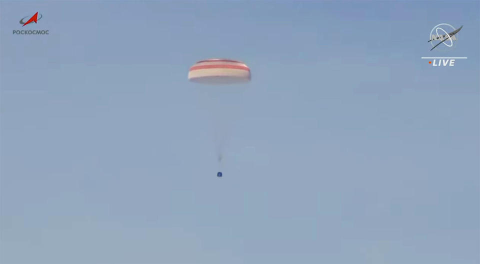 The crew module descends toward touchdown on the steppe of Kazakhstan. / Credit: NASA/Roscosmos