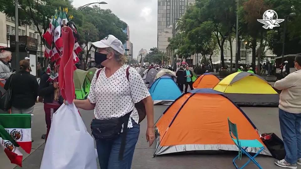 Marchan contra AMLO e instalan campamentos en Avenida Juárez