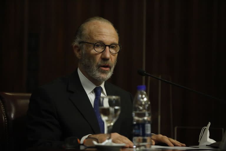 Entrega de los Premios ADEPA de periodismo judicial.
Martín Etchevers, presidente de ADEPA, José Claudio Escribano, presidente de la comisión de premios, Carlos Rosenkrantz , Presidente de la Corte Suprema de Justicia y Horacio Rosatti. El primer premio para Natalia Iocco , y mención especial para Mariel Fitz-Patrick.