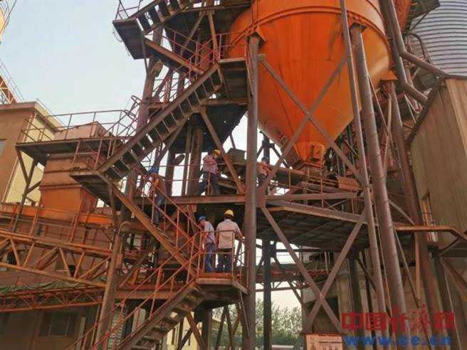 當局執法人員在揚州亞東水泥的廠房內進行檢查。