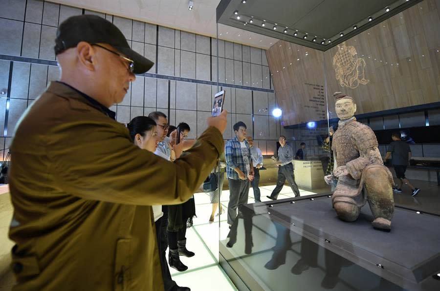 秦始皇陵兵馬俑的綠臉俑因僅有一座，從未出借到國外展出，至今的公開展出也僅有3次，其中第2次展出在台灣舉辦，也是唯一一次出境。 圖為2018年第3次在陝西歷史博物館展出。 （圖／新華社）