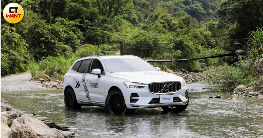 百路馳這次透過試駕車款Volvo XC60 T8搭配全新Trail-Terrain T/A胎，讓本刊記者感受輕越野。（圖／方萬民攝）