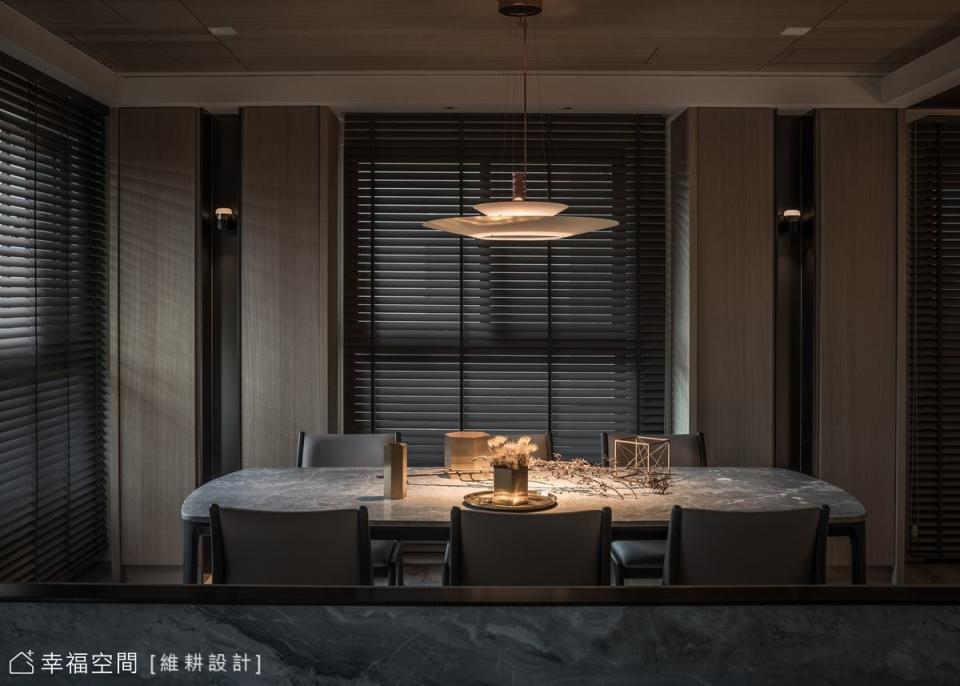 灰色石材餐桌呼應空間底蘊，在餐吊燈的投影下，盡情享受與家人的用餐時光。