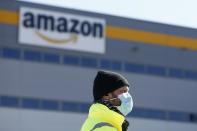 <p>Il presidio davanti alla sede Amazon di Passo Corese (Photo Cecilia Fabiano/LaPresse)</p> 