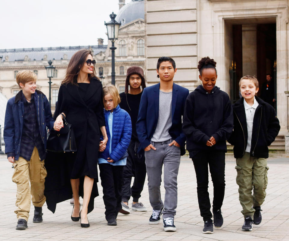 Angelina Jolie mit ihren sechs Kindern Shiloh, Maddox, Vivienne, Pax Thien, Zahara und Knox (v. l.) bei einem Besuch in Paris. (Bild: Mehdi Taamallah/NurPhoto via Getty Images)