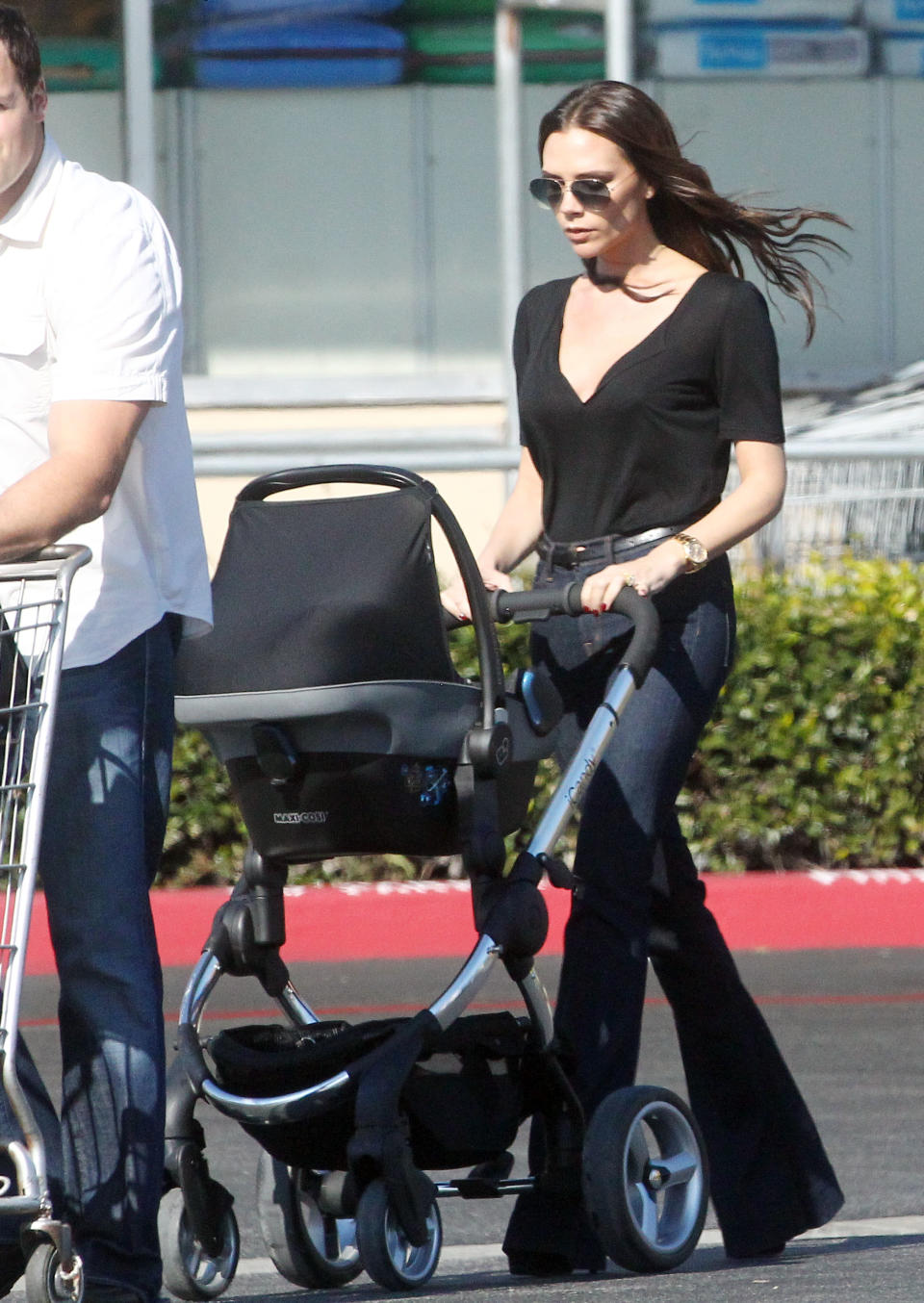 Victoria Beckham exits a grocery store looking way chic-er than I do when I emerge from my apartment after an hour of prep. (Splash)