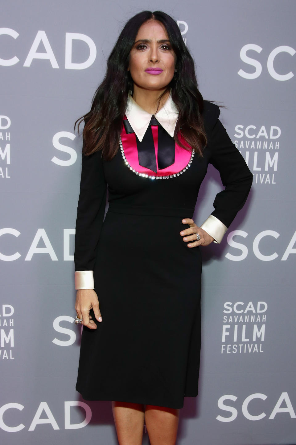 <p>Este fue el vestidito de Salma Hayek que dividió opiniones, pues muchos la compararon con una institutriz durante su paso por el festival de cine SCAD Savannah, en Georgia </p>