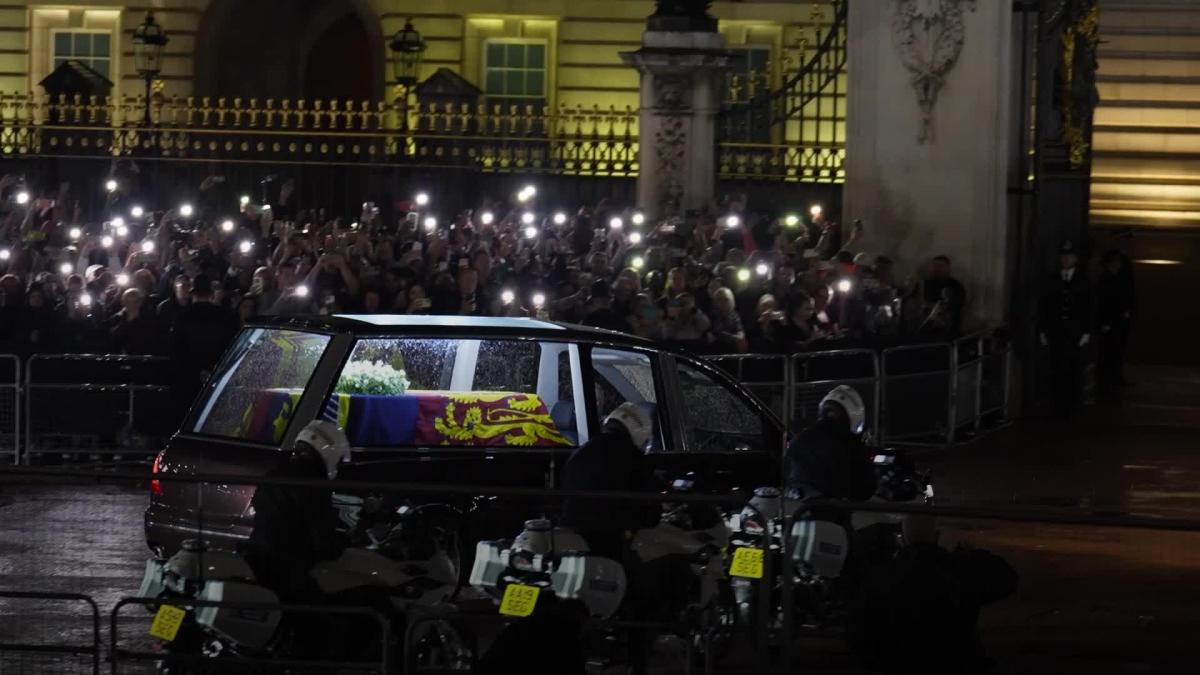 Le cercueil de la reine arrive au palais de Buckingham