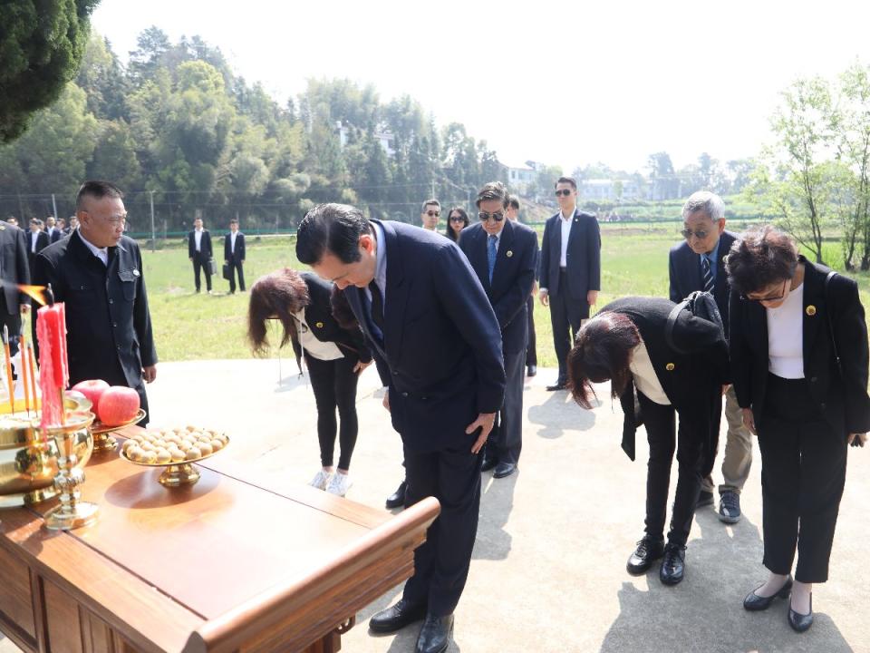 馬英九與四姐妹一同到祖墳祭拜。（圖：馬辦提供）