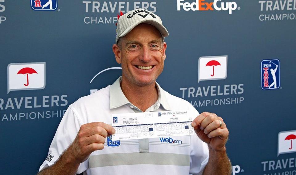 Jim Furyk posa con su tarjeta de puntuación después de disparar un récord de 58 durante la ronda final del Campeonato de Viajeros en TCP River Highlands el 7 de agosto de 2016 en Cromwell, Connecticut.