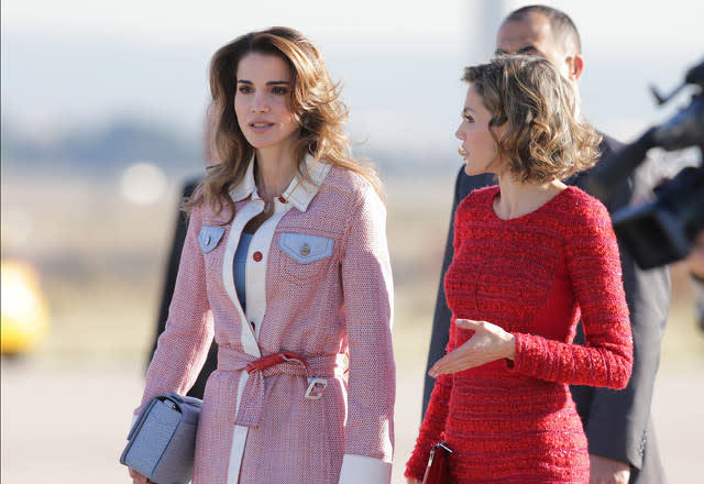 Duelo de estilo: Letizia Ortiz, de rojo, vs Rania de en Madrid