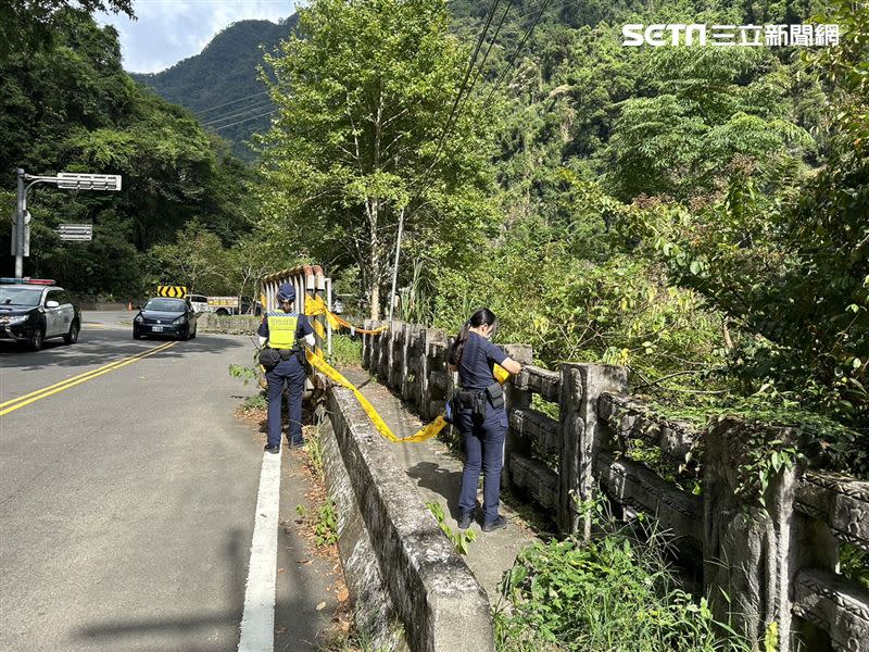 警方到場封鎖步道。（圖／翻攝畫面）