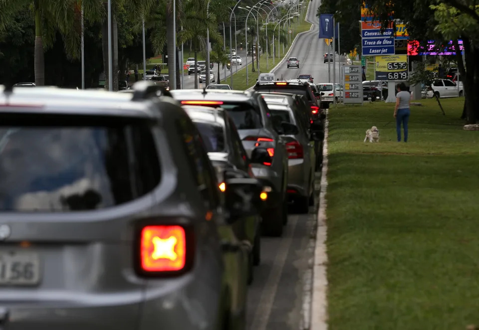 ***ARQUIVO***BRASILIA, DF, 10.03.2022 - Fila em posto de combustveis no eixo W, na asa norte, em Braslia. (Foto: Pedro Ladeira/Folhapress)