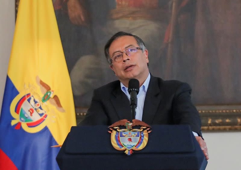 Foto de archivo. El presidente de Colombia, Gustavo Petro, habla con periodistas sobre los primeros 100 días de su Gobierno en Bogotá