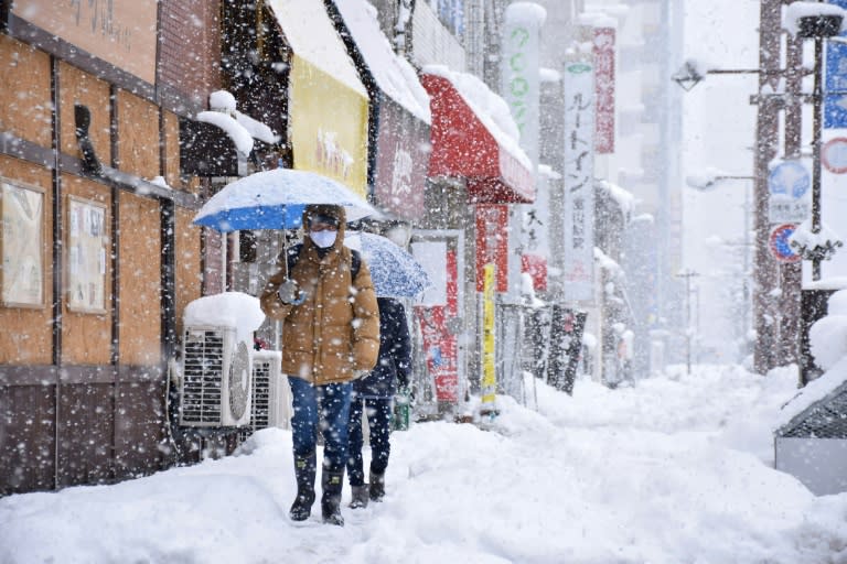 Une rue de la ville japonaise de Toyama sous la neige le 27 décembre 2021 (AFP/STR)
