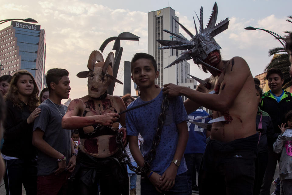 FOTOS | Zombies ‘atacan’ en la Ciudad de México