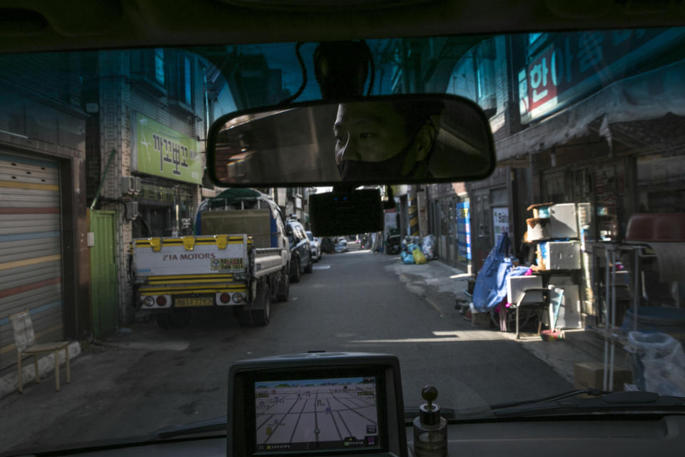 Park Ki-Ryeon, un repartidor, conduce su camión de reparto a lo largo de una calle estrecha en Seongnam, una ciudad en las afueras de Seúl, Corea del Sur, el 30 de noviembre de 2020. (Woohae Cho/The New York Times).