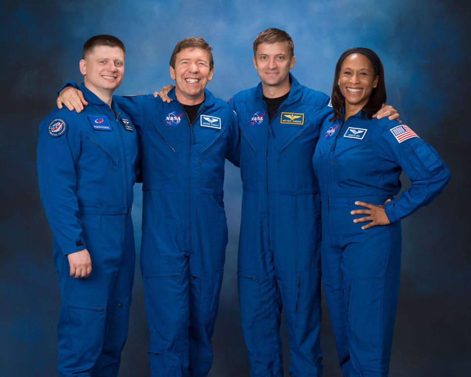 Besatzung 8 (von links nach rechts): Kosmonaut Alexander Grebenkin, Arzt-Astronaut Michael Barratt, Kommandant Matthew Dominick und Astronautin Jeanette Epps.  Barratt macht seinen dritten Raumflug, während seine drei Teamkollegen ihren ersten machen.  / Bildnachweis: NASA