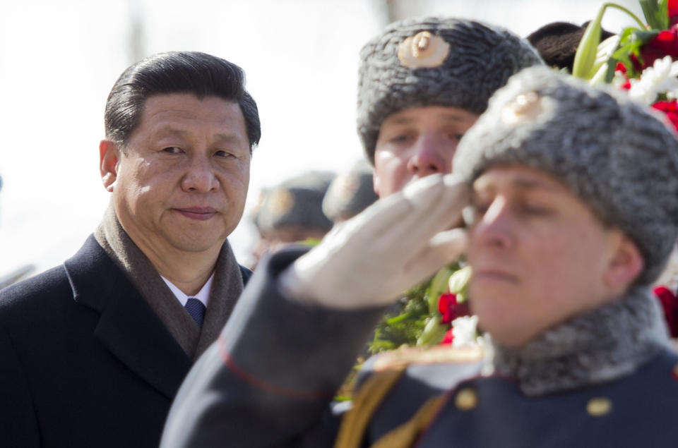 Der chinesische Präsident Xi Jinping bei seinem Besuch in Russland. China hatte sich in der vergangenen Zeit immer wieder als Vermittler im Ukraine-Krieg angeboten. - Copyright: picture alliance / AP Photo | Misha Japaridze