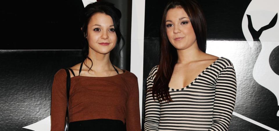 Megan Prescott (r) is flying to the US to support her twin sister Kathryn (l) after she was hit by a cement truck. (PA)
