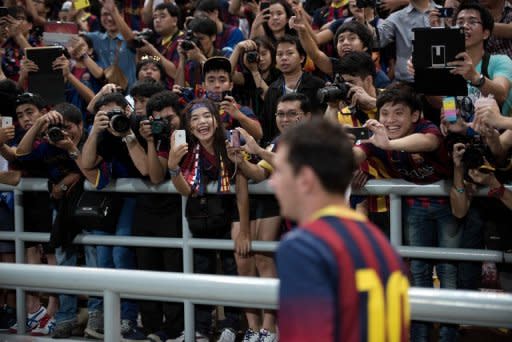 Las selecciones de fútbol de Italia y de Argentina, encabezadas por astros del deporte mundial, como Lionel Messi, rendirán la próxima semana un original homenaje al papa argentino Francisco, el primer pontífice "hincha" confeso de fútbol, con un amistoso en el estadio Olímpico de Roma. (AFP | nicolas asfouri)