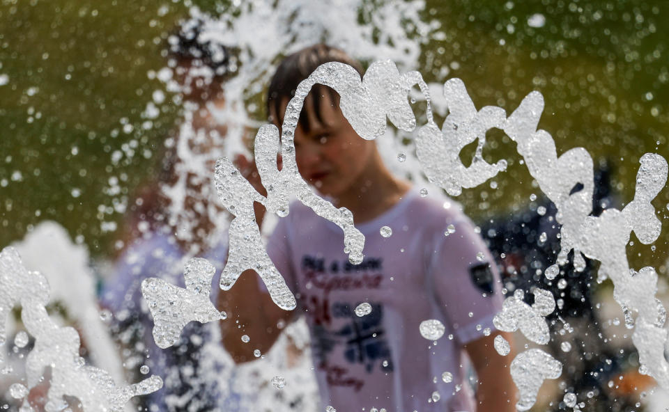 Un niño juega en una fuente en un caluroso día soleado en Nizhni Nóvgorod, Rusia, 9 de junio de 2024. REUTERS/Maxim Shemetov