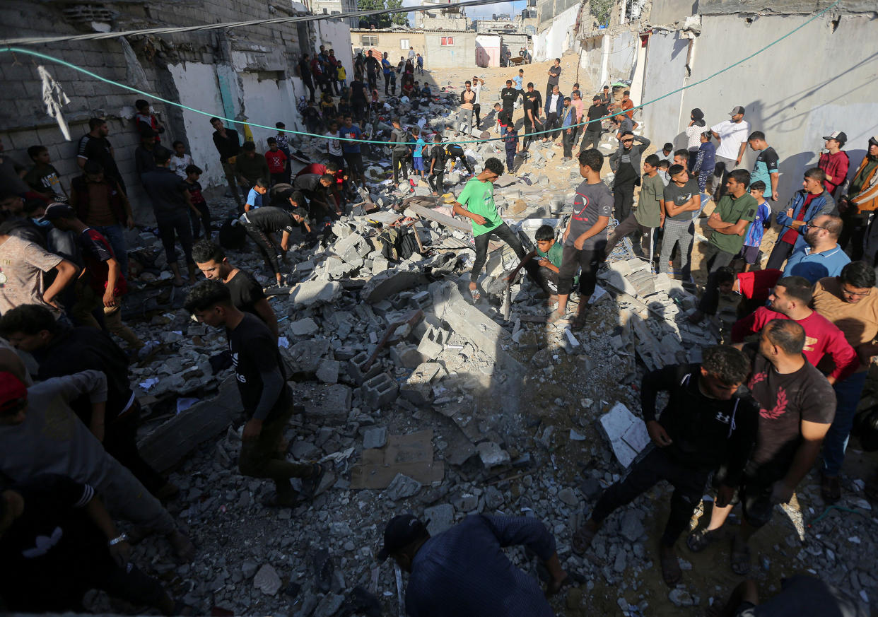 Palestinos inspeccionan los daños en viviendas destruidas en Khan Yunis, al sur de la Franja de Gaza, el 18 de noviembre de 2023. (Yousef Masoud/The New York Times)
