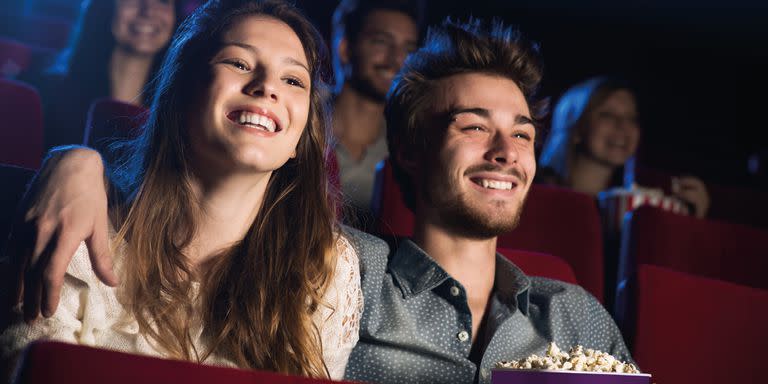 Ir al cine en pareja puede ser un gran plan de fin de semana largo.