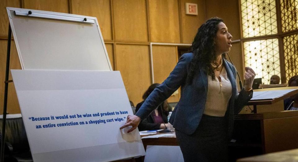 La defensora pública Damaris Del Valle habla a los miembros del jurado durante los argumentos finales en el juicio de Robert Koehler ante el juez Daryl Trawick en el Richard E. Gerstein Justice Building, el miércoles 25 de enero de 2023.