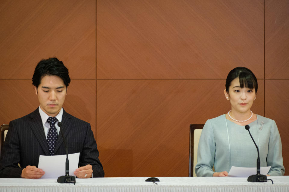 <p>La princesse Mako, nièce de l'empereur du Japon, donne une conférence de presse pour annoncer son mariage avec Kei Komuro au Grand Arc Hotel à Tokyo le 26 octobre 2021</p>