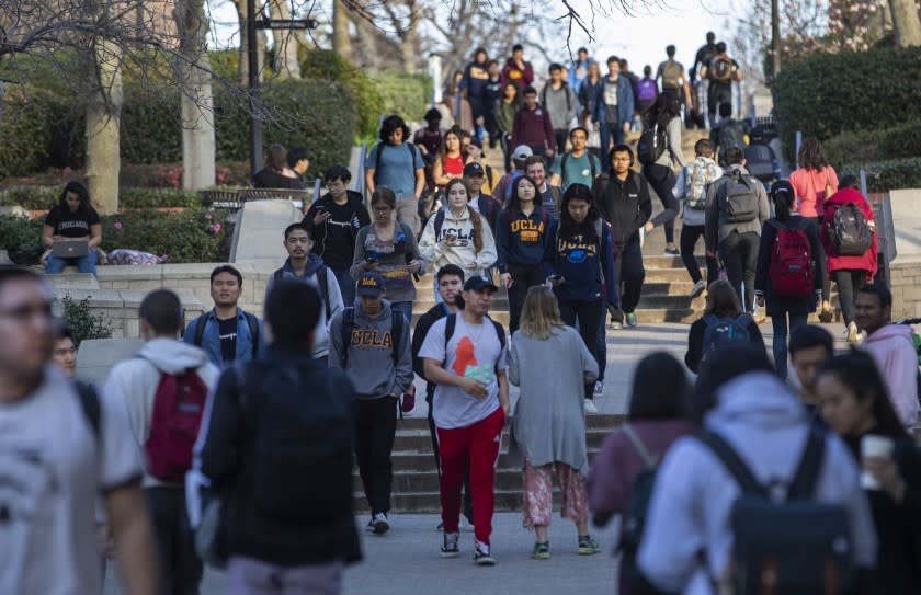 LOS ANGELES, CA-JANUARY 30, 2019: Students make their way on the campus of UCLA on January 30, 2019. For the first time in 15 years, applications to UC schools are down. (Mel Melcon/Los Angeles Times)