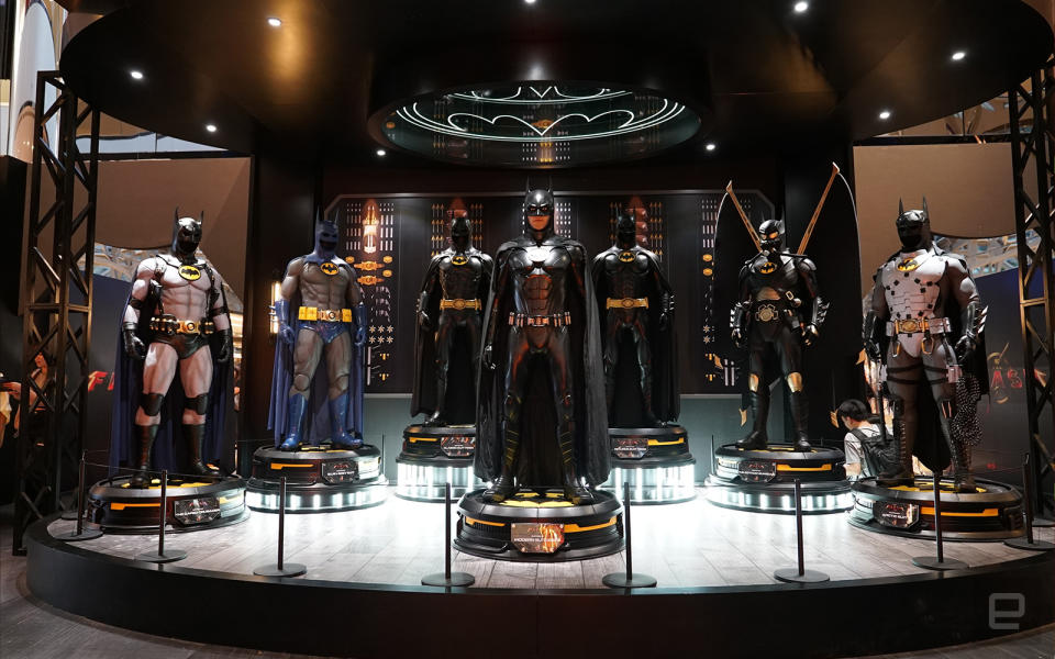 七套蝙蝠俠 1:1 戰衣呈現眼前。