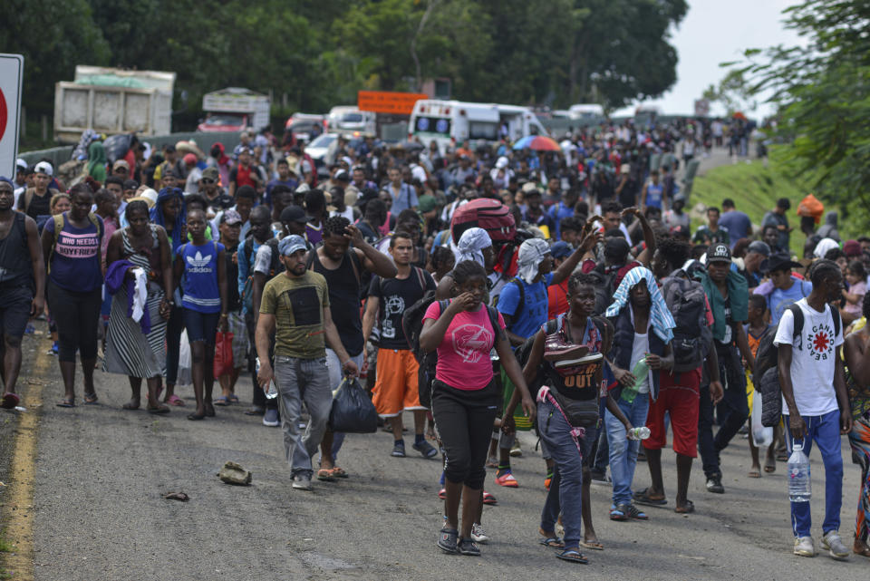 Migrantes centroamericanos, caribeños y africanos avanzan por una carretera cerca de Tapachula, Chiapas (México), el pasado 12 de octubre de 2019. (AP Photo/Isabel Mateos)